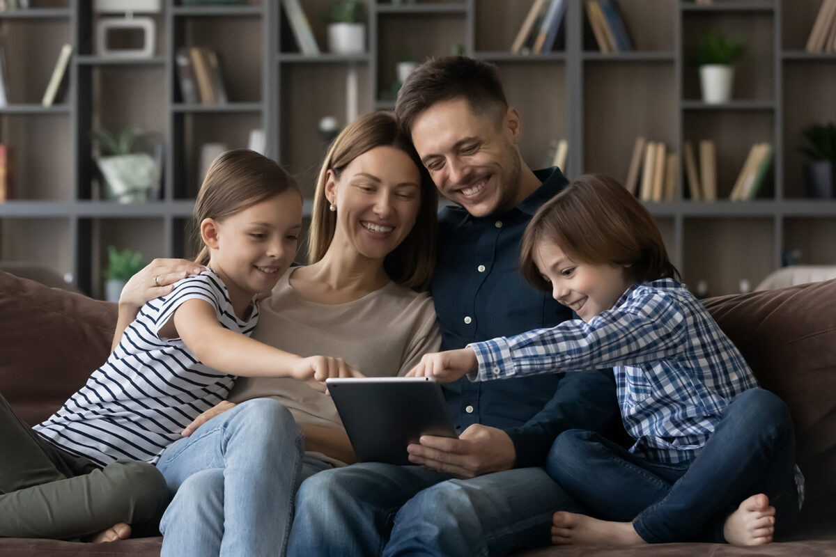 Família feliz usando o KingCash para organizar finanças